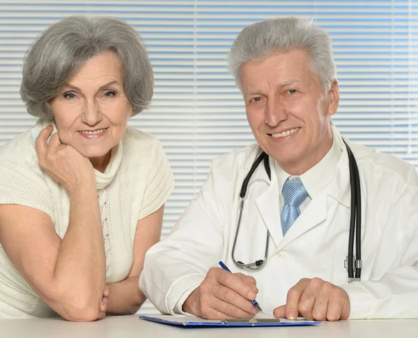 Seniorin beim Arztbesuch — Stockfoto