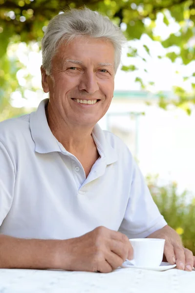 Oudere man met kop koffie — Stockfoto