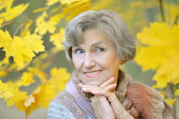 Sonbaharda yaşlı kadın — Stok fotoğraf
