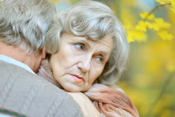 Triste pareja de ancianos en el parque —  Fotos de Stock