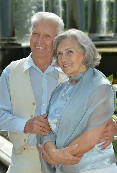 Ancianos pareja al aire libre —  Fotos de Stock