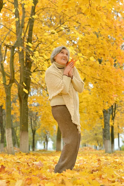 Seniorin im Herbstpark — Stockfoto