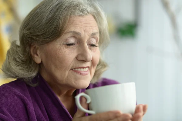 Ältere Frau mit Tasse — Stockfoto