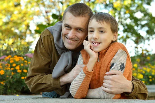 Pai e filhos no outono — Fotografia de Stock