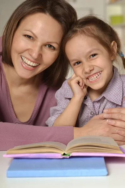 Mamma gör läxor med dotter — Stockfoto