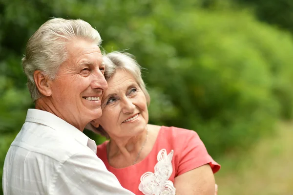 Coppia di anziani in estate — Foto Stock