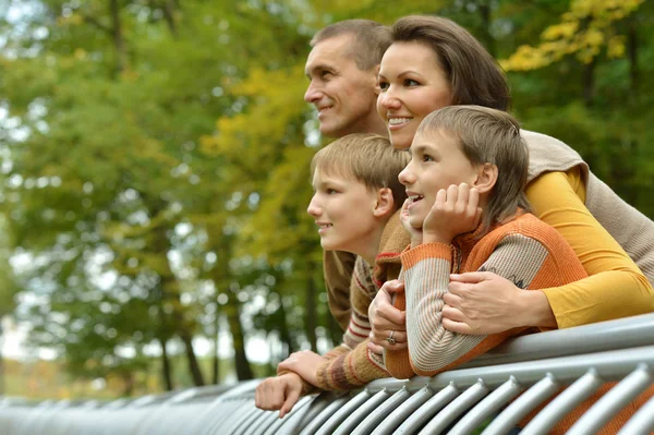 Familie ontspannen in herfst park — Stockfoto