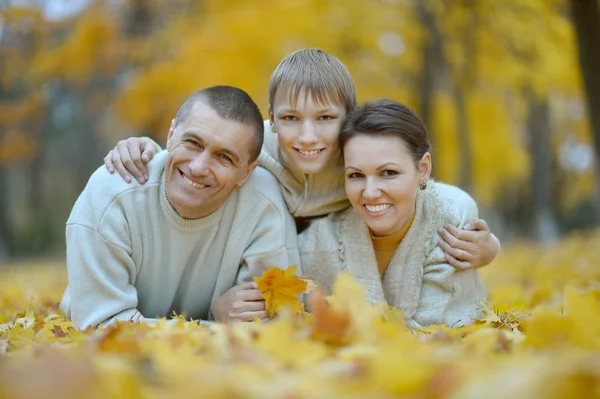 Sonbahar parkında bir aile — Stok fotoğraf