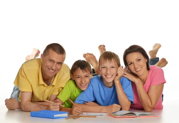 Los padres ayudan a los niños con la tarea — Foto de Stock