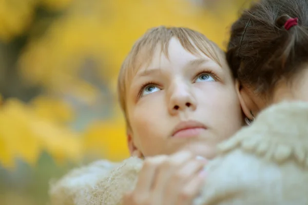 Smutná matka se synem v parku — Stock fotografie