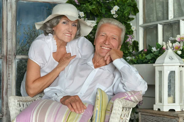 Pareja de ancianos en el jardín —  Fotos de Stock