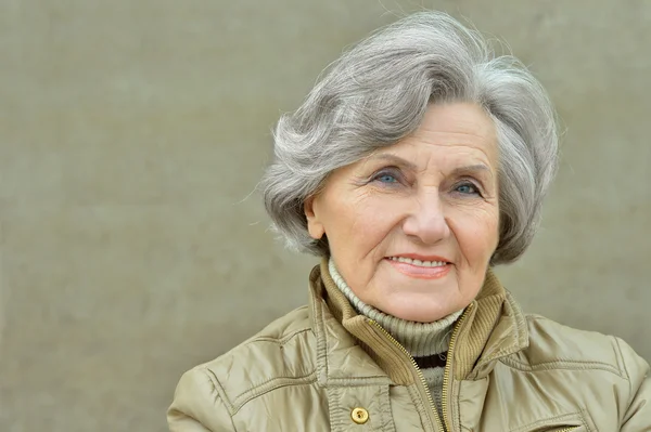 Reife Frau in der Nähe von Mauer — Stockfoto