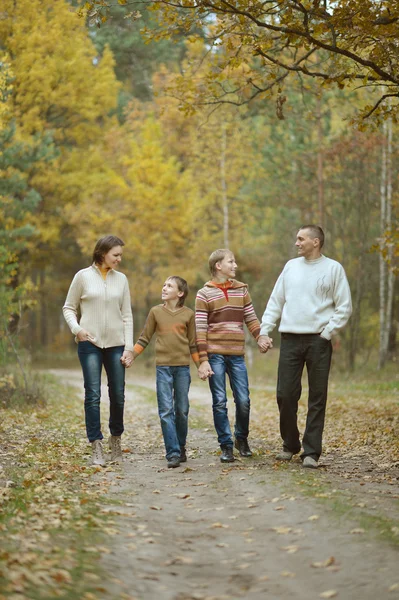 Familj i höst skog — Stockfoto