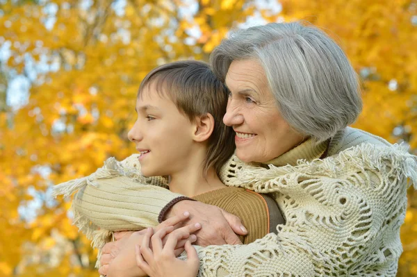 Nonna con nipote — Foto Stock