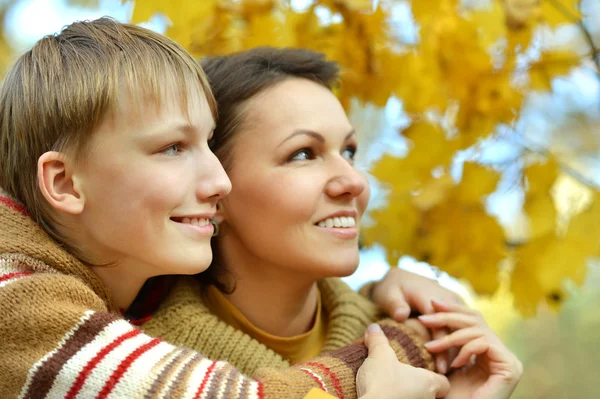 Mãe com menino no parque — Fotografia de Stock