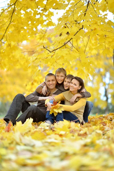 Sonbahar parkında bir aile — Stok fotoğraf