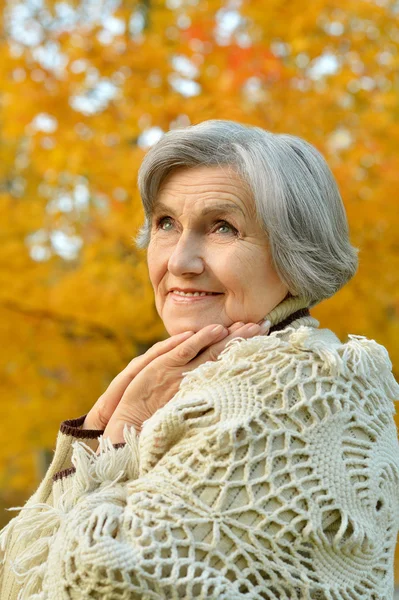 Időskorú nő ősszel — Stock Fotó