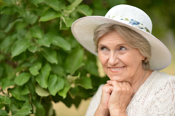 Mulher idosa feliz em chapéu — Fotografia de Stock