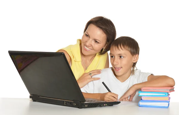 Mor och son gör läxor — Stockfoto