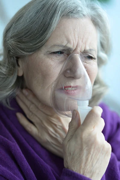 Seniorin mit Inhalator — Stockfoto