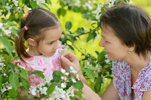 Liten flicka med mamma i park — Stockfoto