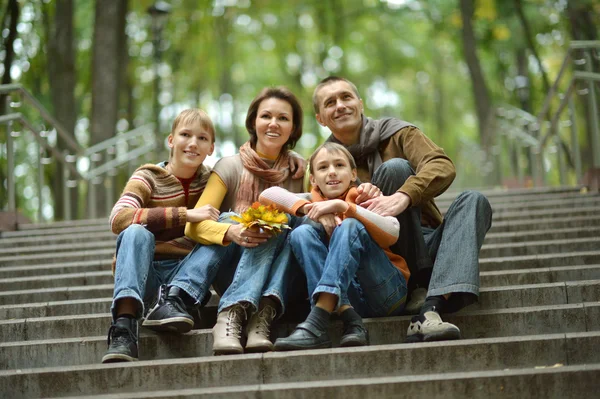 Sonbahar parkında bir aile — Stok fotoğraf