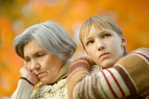 Trist bedstemor med dreng - Stock-foto