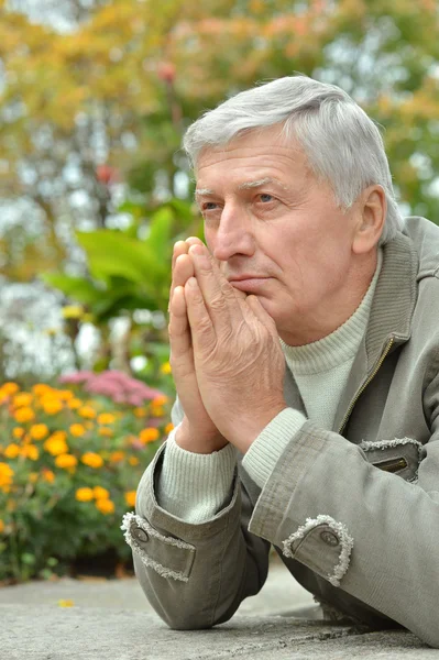 Homme âgé réfléchi — Photo