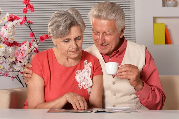 Revista de leitura de casal sênior — Fotografia de Stock