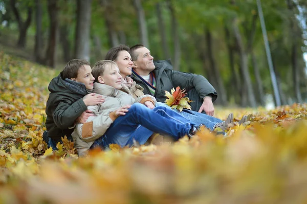 Aile rahatlatıcı sonbahar Park — Stok fotoğraf