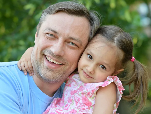 Father with daughter in park — Stock Photo, Image