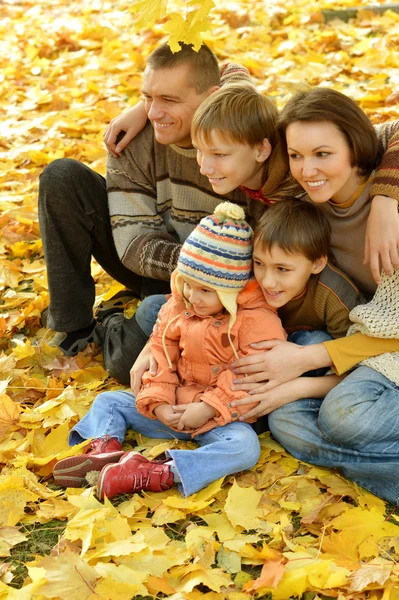 Familjen avkopplande i höst skog — Stockfoto