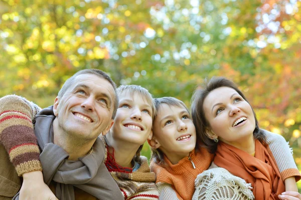 Família relaxante no parque de outono — Fotografia de Stock