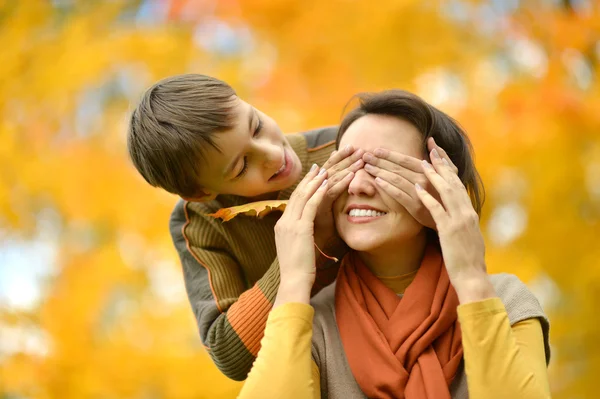 Madre con ragazzo in autunno — Foto Stock