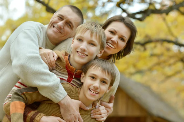 Familjen avkopplande i höst park — Stockfoto