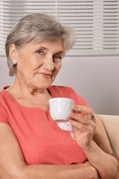 Elderly woman drinking coffee — Stok fotoğraf