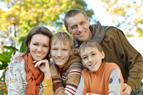 Détente en famille dans le parc d'automne — Photo