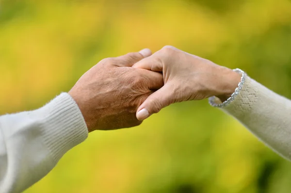 Hände zusammengehalten — Stockfoto