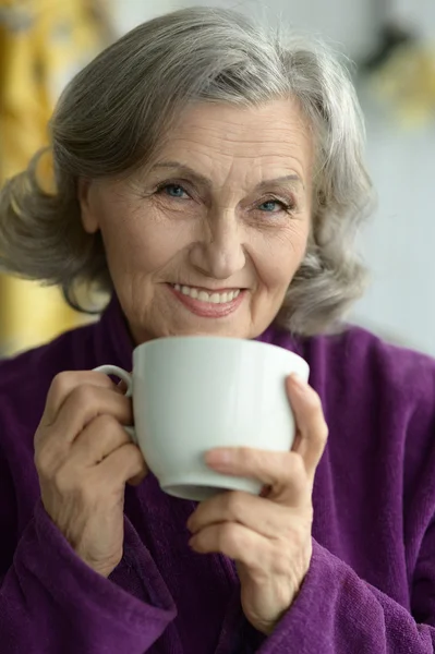 Oudere vrouw met cup — Stockfoto