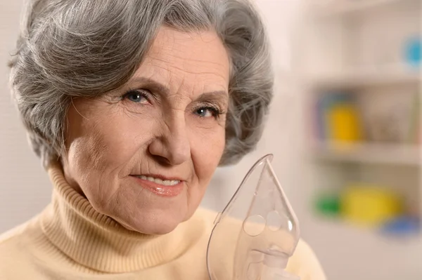 Sick Senior woman with inhaler — Stock Photo, Image