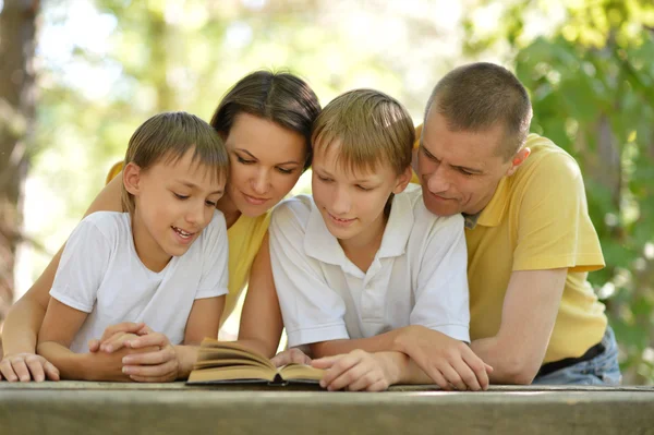 Lecture en famille en plein air en été — Photo