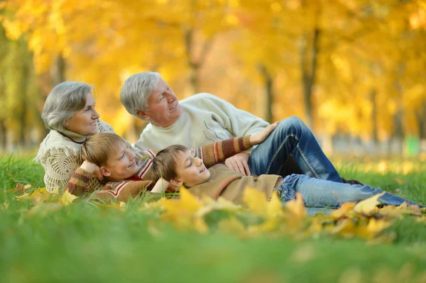 Nonni e nipoti in autunno — Foto Stock