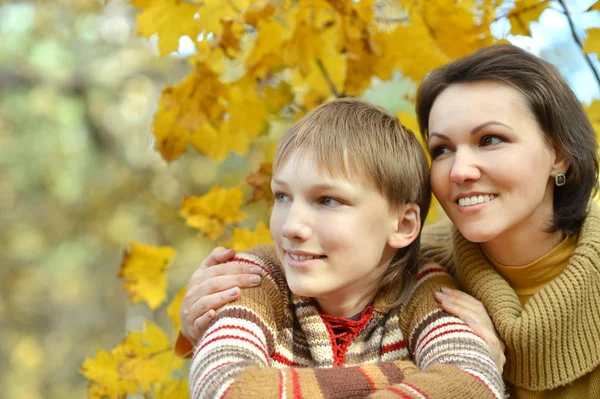 Mãe com menino no parque — Fotografia de Stock