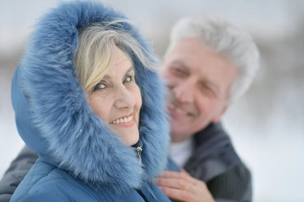 Pareja mayor en invierno al aire libre — Foto de Stock