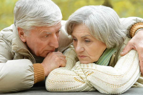 Sad senior couple in  park — Stock Photo, Image