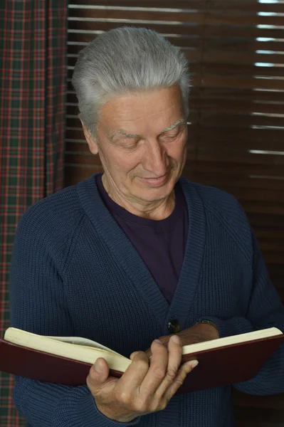 Homem aposentado livro de leitura — Fotografia de Stock