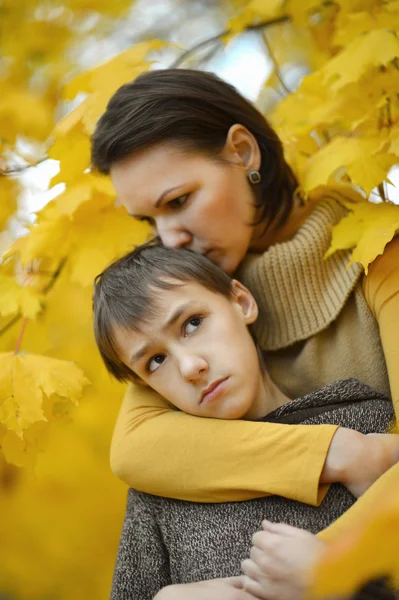 Sad mother with  son in park — Stock Photo, Image