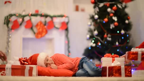 Niña dormida con cajas de regalo — Vídeos de Stock