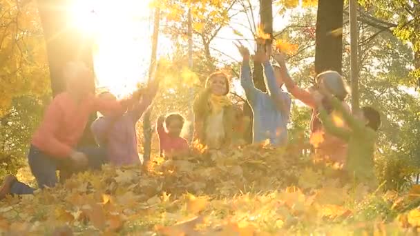 Familia lanzando hojas de otoño — Vídeos de Stock