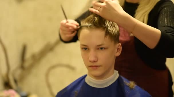 Weibliche Hände schneiden Haare von Jungen — Stockvideo